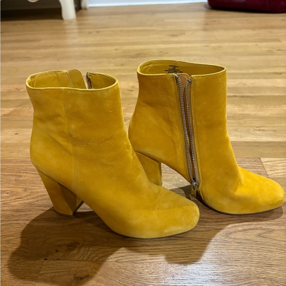 Steve Madden Mustard Ankle Boots - Picture 1 of 2